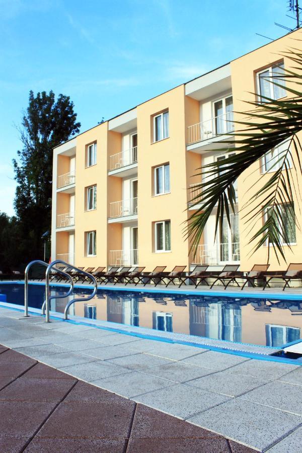 Hotel Korekt Pöstyén Kültér fotó