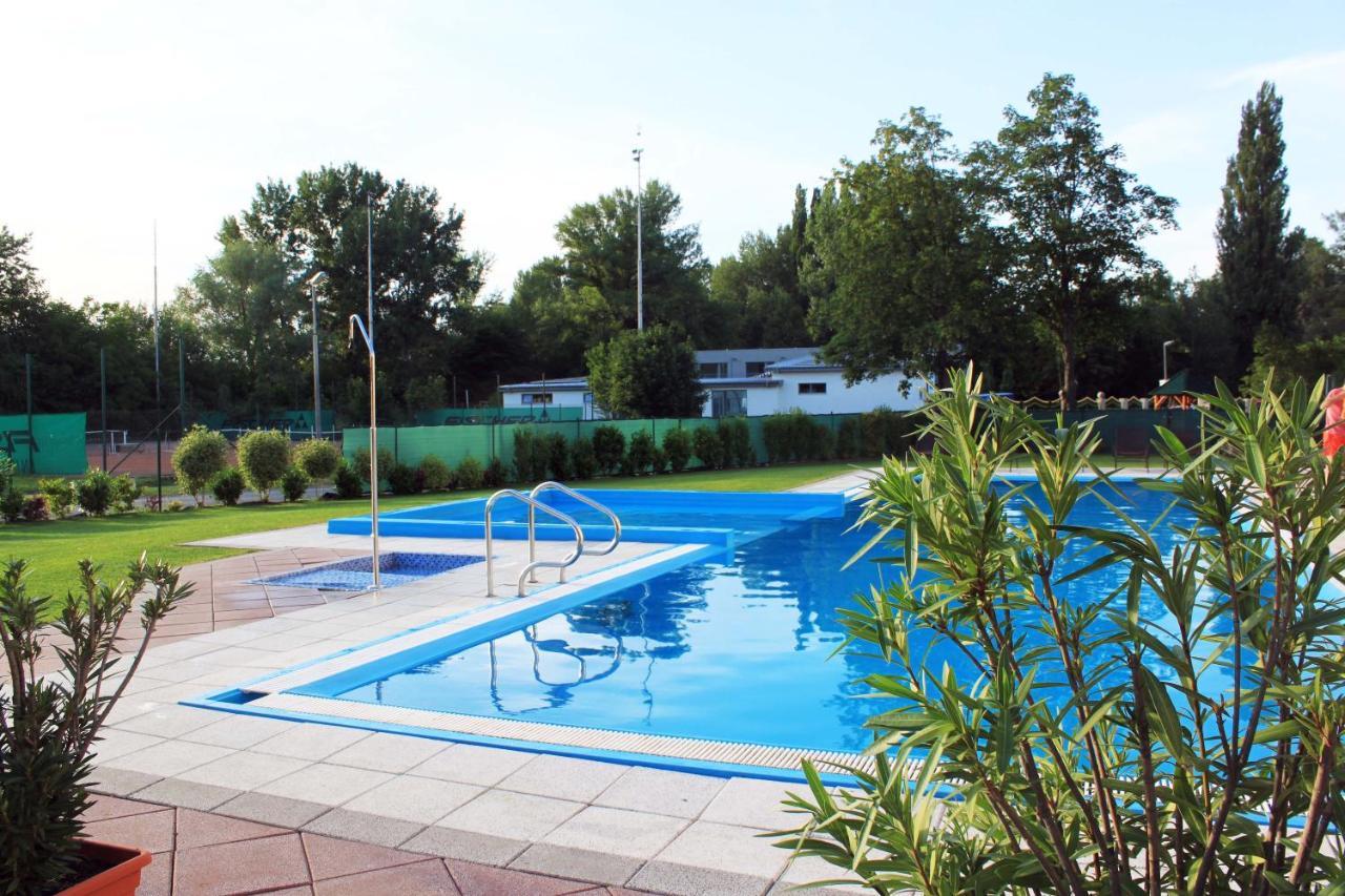 Hotel Korekt Pöstyén Kültér fotó